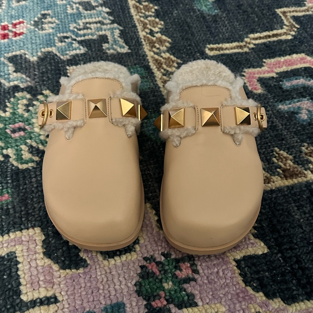 Valentino Garavani Gold Rockstud Tan Mules with Shearling Lining. Size 38